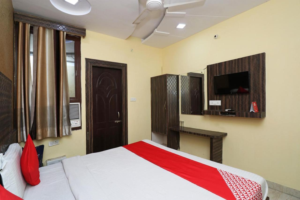 Oyo Flagship 8393 Park Avenue 3*
